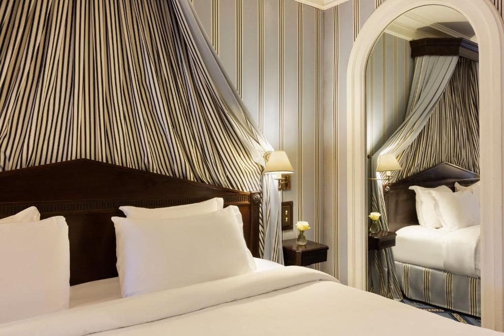 Deluxe Queen Room - Image 1