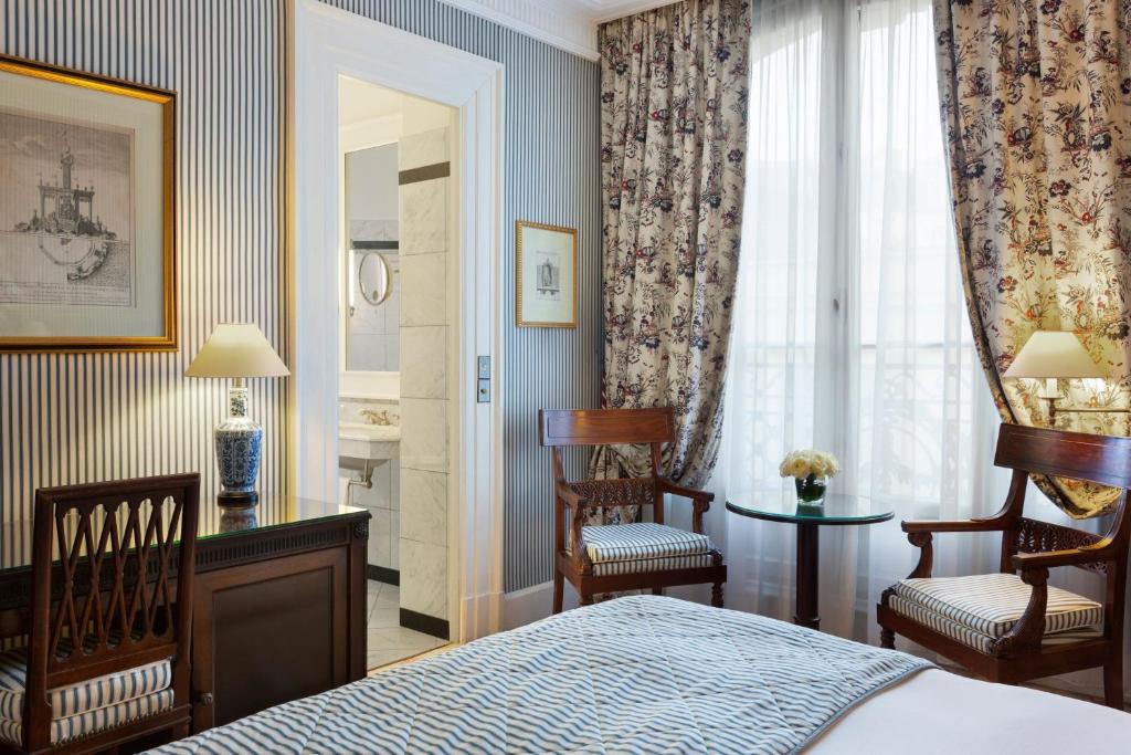 Deluxe Queen Room - Image 9