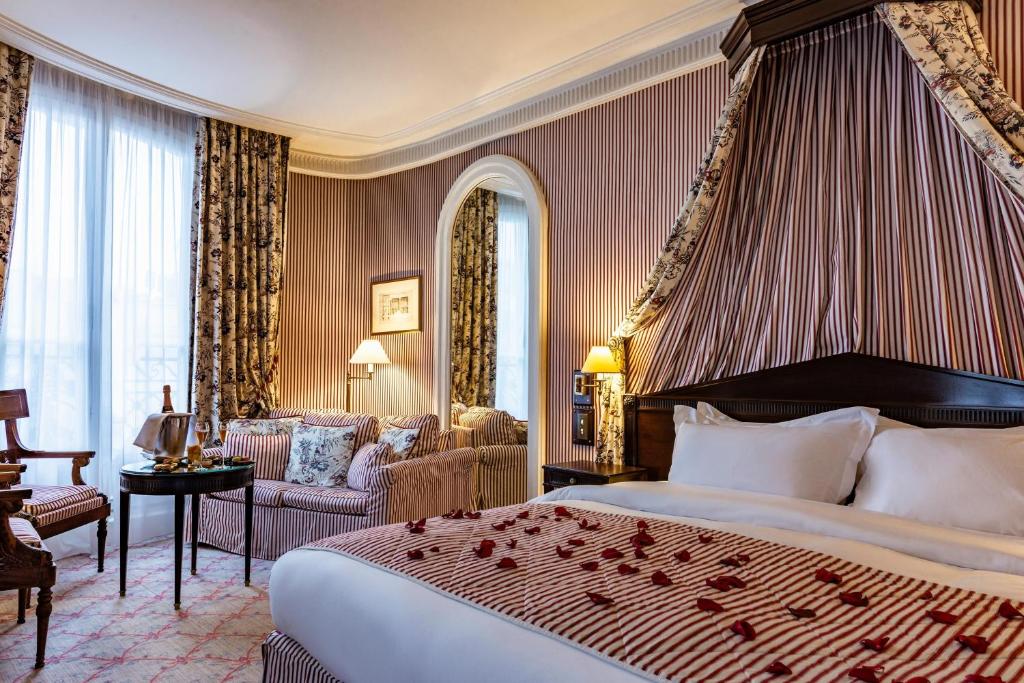 Prestige Junior King Suite with Sofa Bed - Image 3