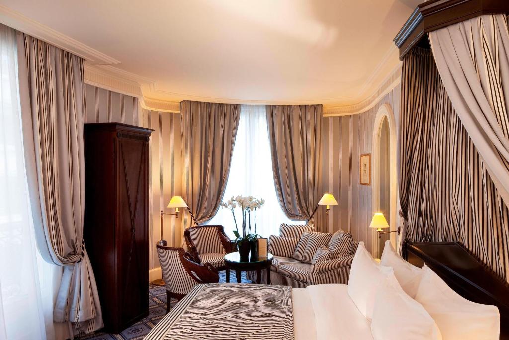 Prestige Junior King Suite with Sofa Bed - Image 6
