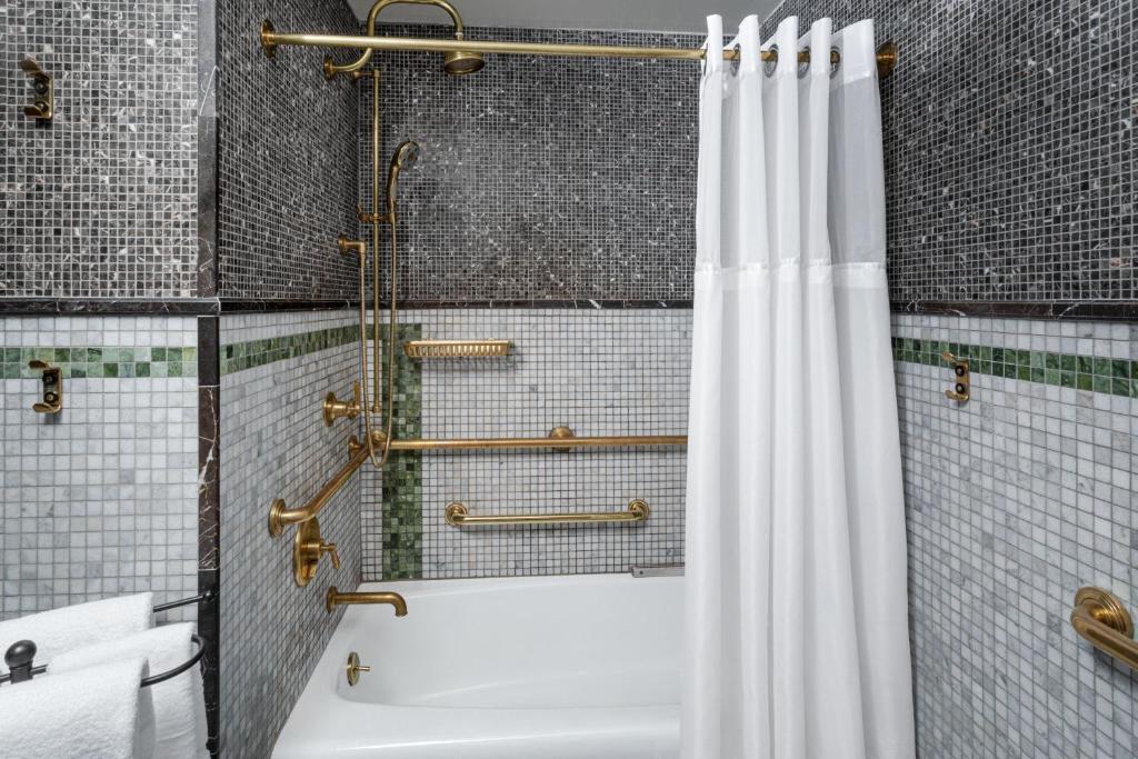 Deluxe King Room - Image 5