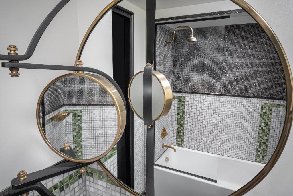 Junior King Suite with Sofa Bed and City View - Image 2