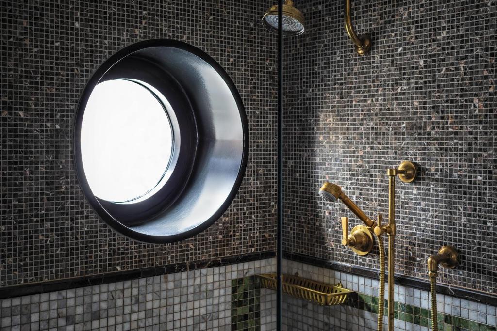 Junior King Suite with Sofa Bed and City View - Image 3