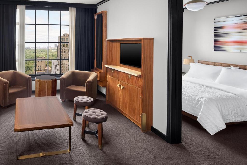 One-Bedroom Park Suite with King Bed and Sofa Bed - Image 2
