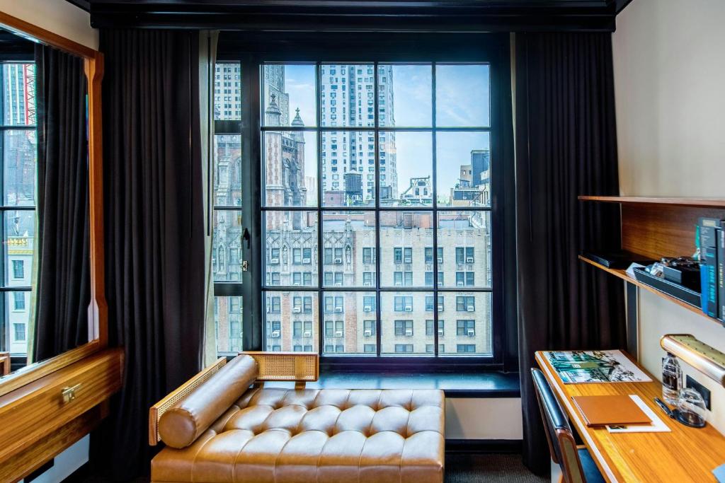 One-Bedroom Park Suite with King Bed and Sofa Bed - Image 4