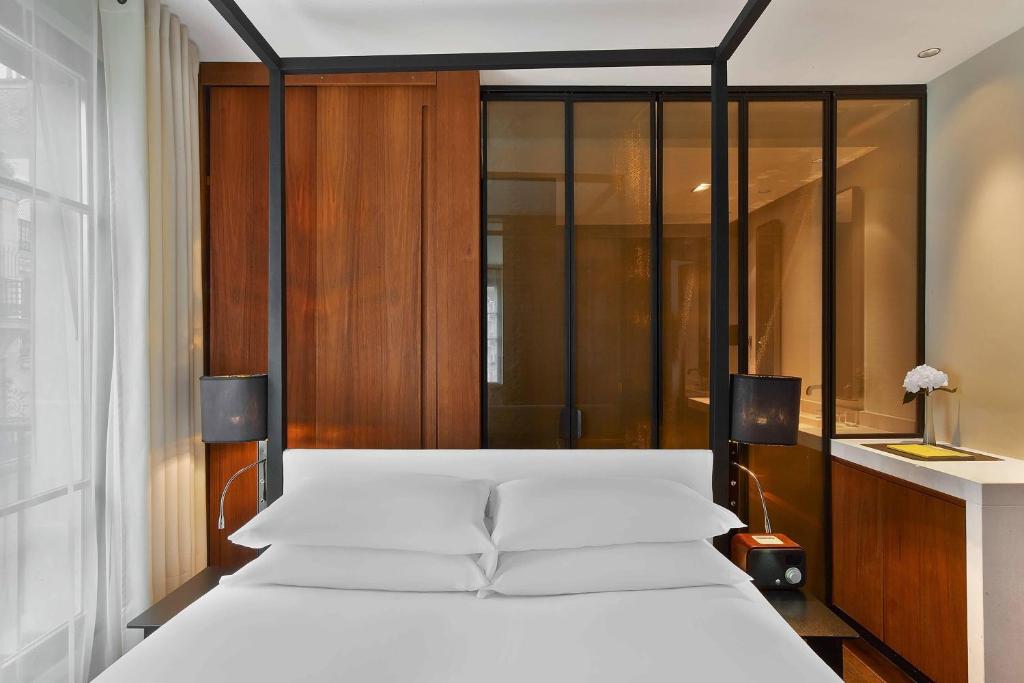 Eiffel View Suite, Suite, 1 King, Eiffel Tower view - Image 3