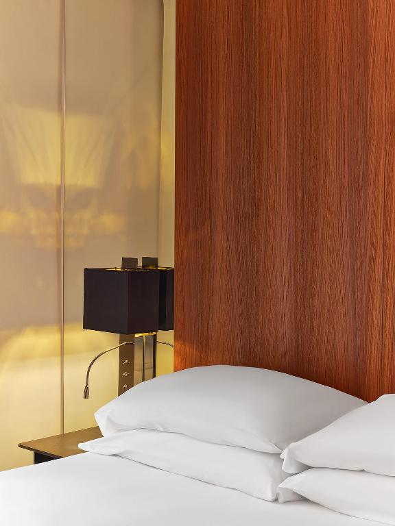 Prestige Queen Room with Partial Eiffel View - Image 1