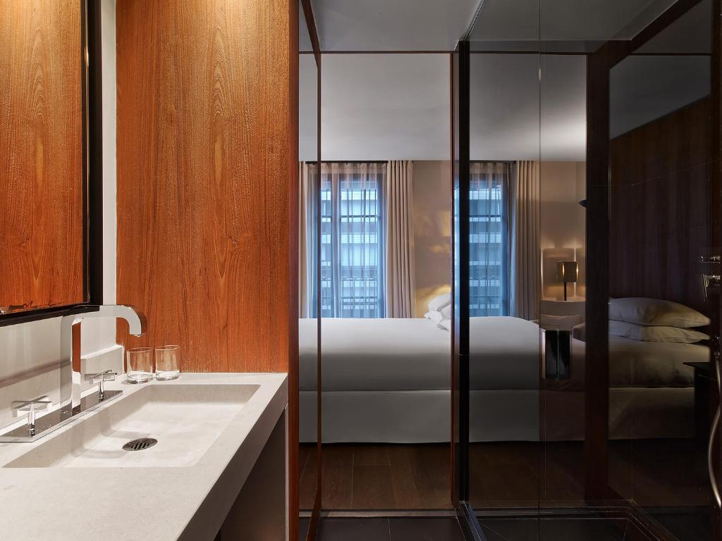 Prestige Queen Room with Partial Eiffel View - Image 2