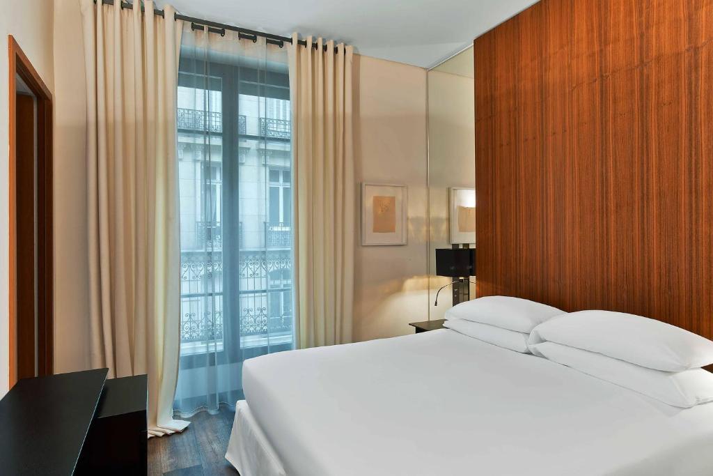 Prestige Queen Room with Partial Eiffel View - Image 3