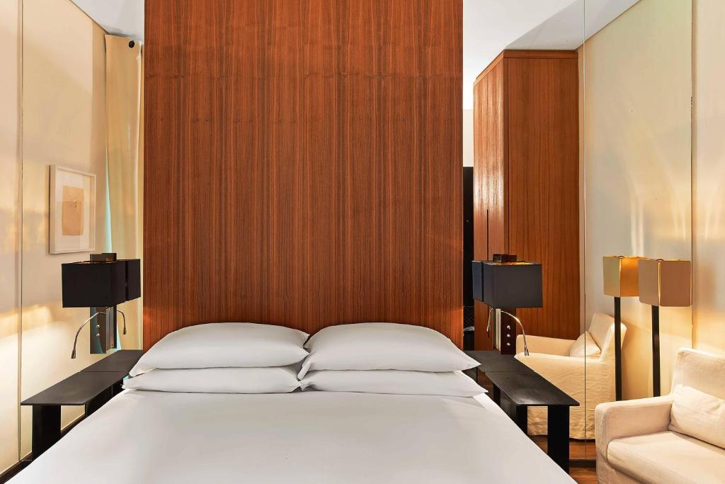 Prestige Queen Room with Partial Eiffel View - Image 4