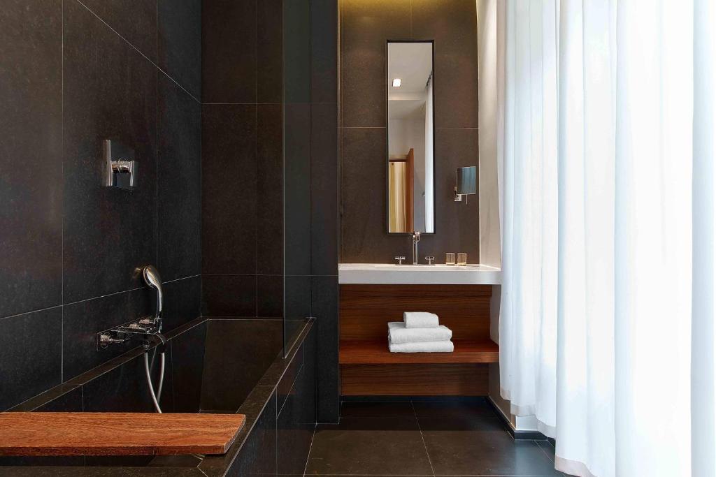 Prestige Queen Room with Partial Eiffel View - Image 5
