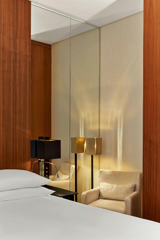 Prestige Queen Room with Partial Eiffel View - Image 6