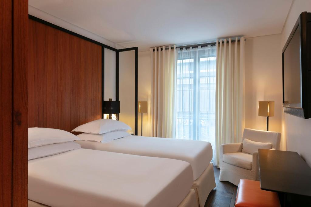 Prestige Twin Room with Partial Eiffel View - Image 4