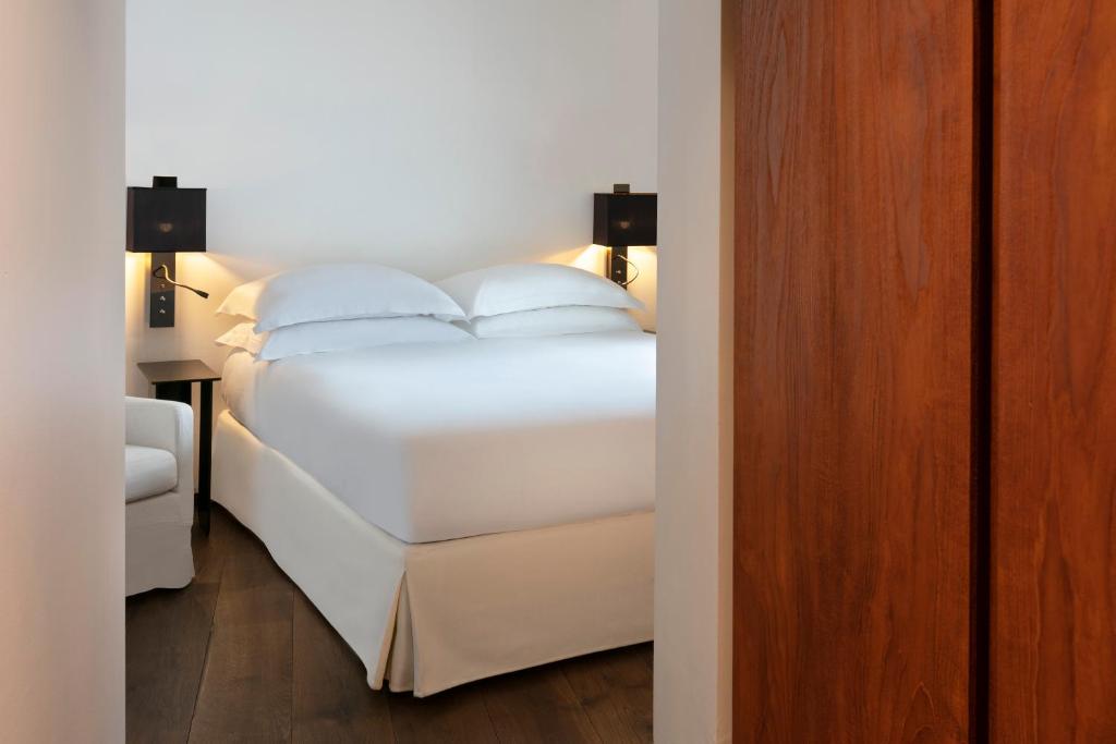 Superior, Guest room, 1 King - Image 1