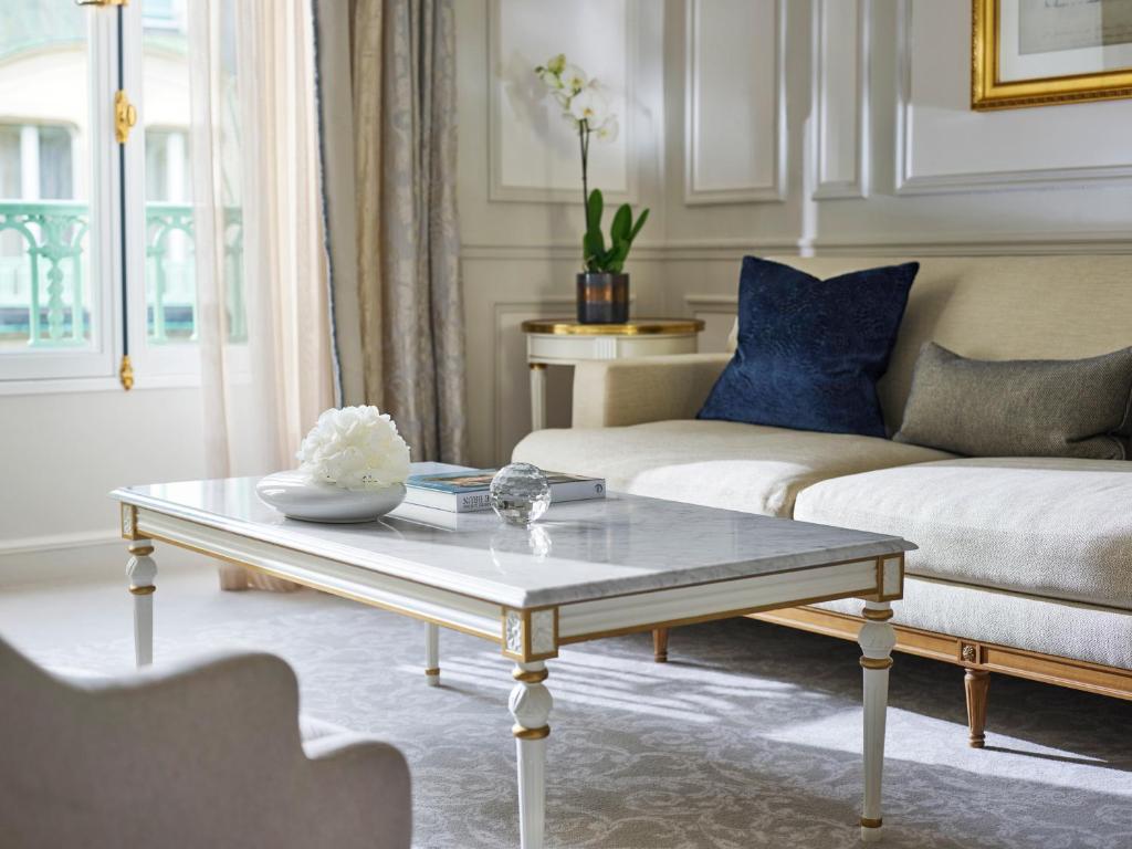 Deluxe Suite - Image 3