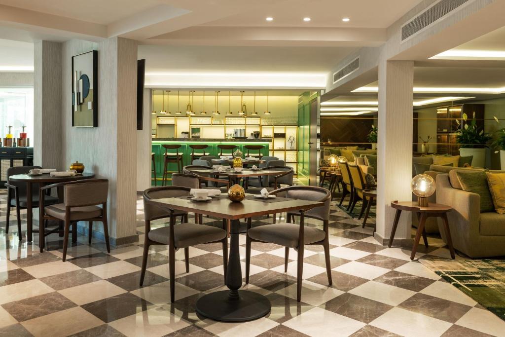 Deluxe Suite, Garden View, with Executive Lounge Access - Image 4