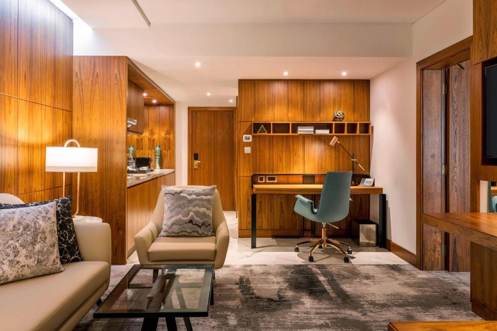 Deluxe Suite, Garden View, with Executive Lounge Access - Image 5