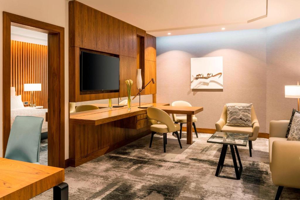 Deluxe Suite, Garden View, with Executive Lounge Access - Image 7