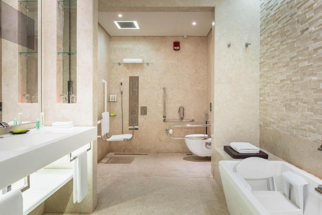 Le Royal Club Room, Larger Room, with Executive Lounge Access - Image 11