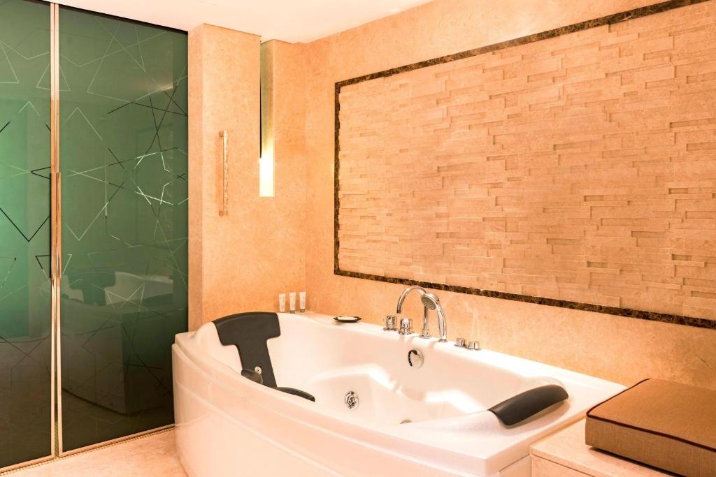 Le Royal Club Room, Larger Room, with Executive Lounge Access - Image 12