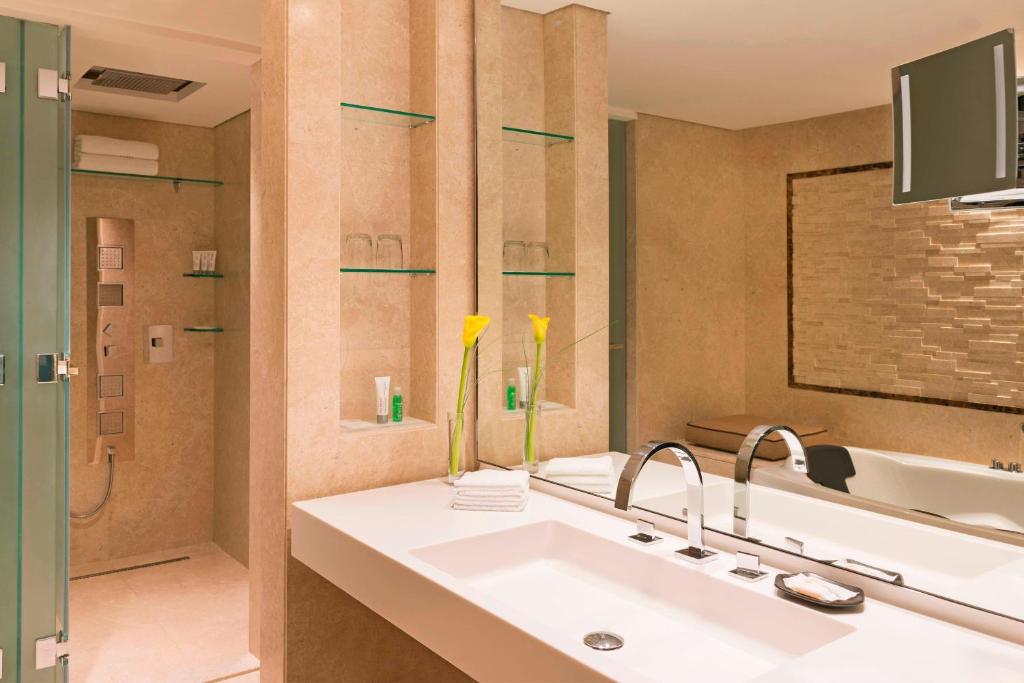 Le Royal Club Room, Larger Room, with Executive Lounge Access - Image 13