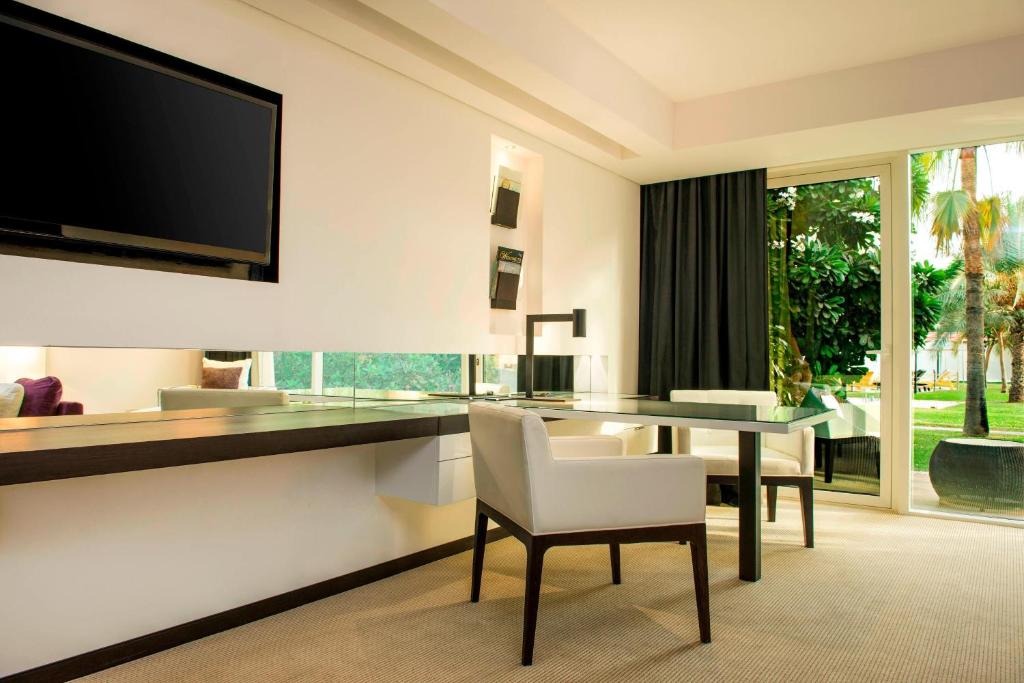 Le Royal Club Room, Larger Room, with Executive Lounge Access - Image 8