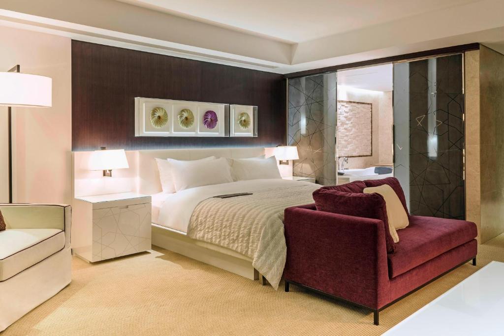 Le Royal Club Room, Larger Room, with Executive Lounge Access - Image 9