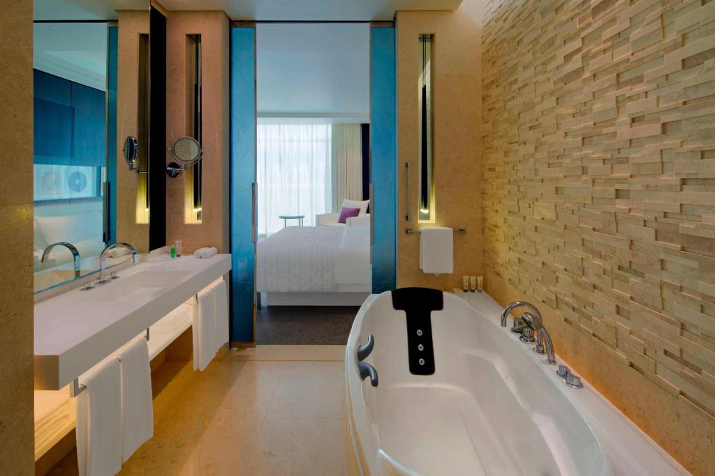 Le Royal Club Twin Room, Larger Room, with Executive Lounge Access - Image 9