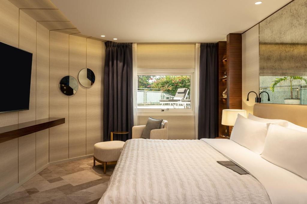 Premium Suite, Larger Suite, Garden View, with Executive Lounge Access - Image 10
