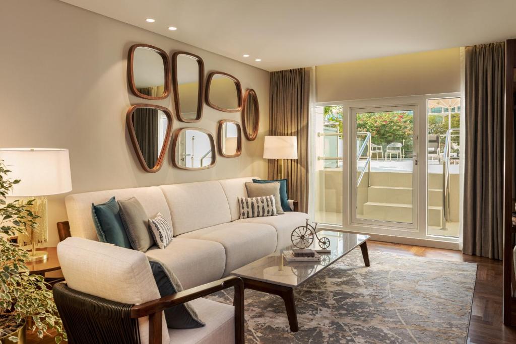 Premium Suite, Larger Suite, Garden View, with Executive Lounge Access - Image 11