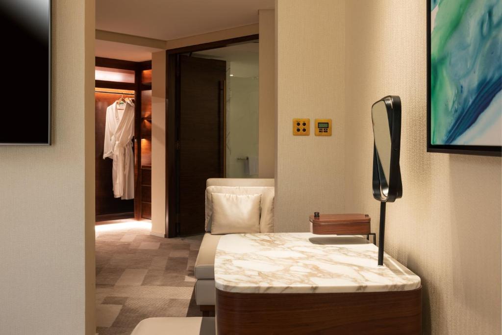 Premium Suite, Larger Suite, Garden View, with Executive Lounge Access - Image 12