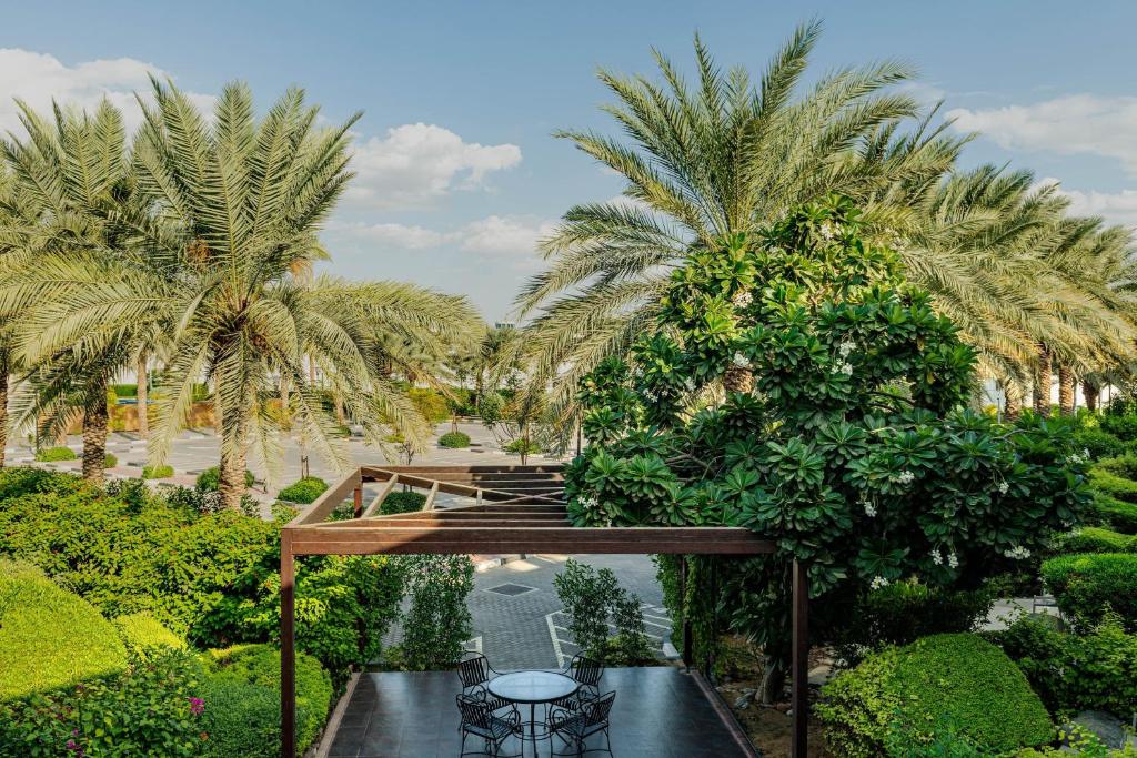 Premium Suite, Larger Suite, Garden View, with Executive Lounge Access - Image 13