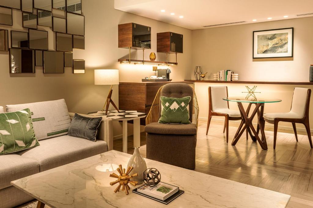 Premium Suite, Larger Suite, Garden View, with Executive Lounge Access - Image 14