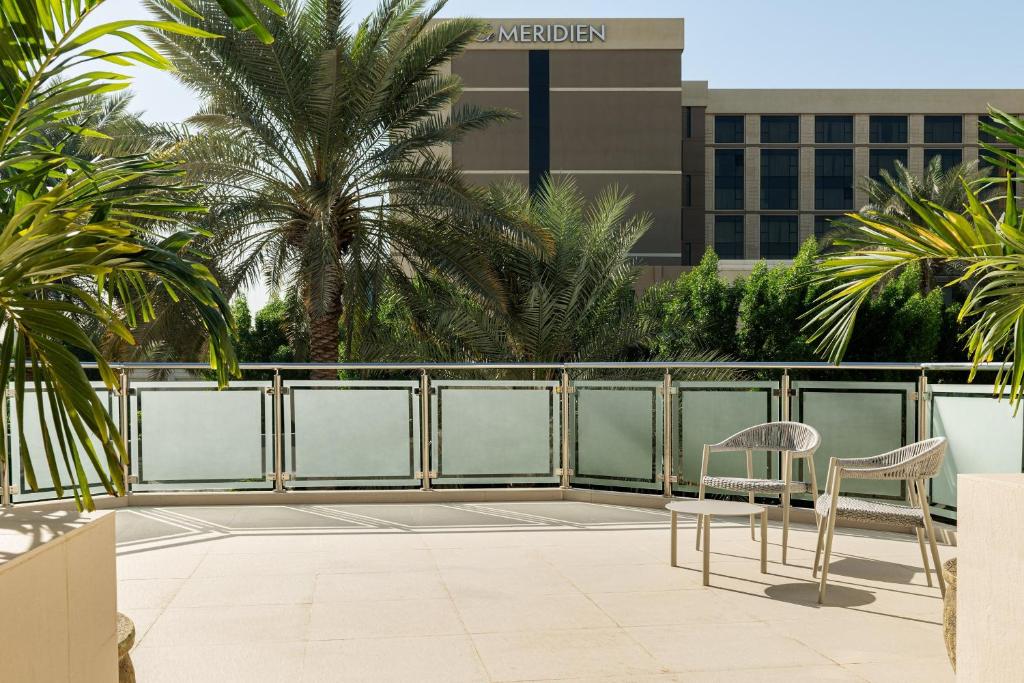 Premium Suite, Larger Suite, Garden View, with Executive Lounge Access - Image 15