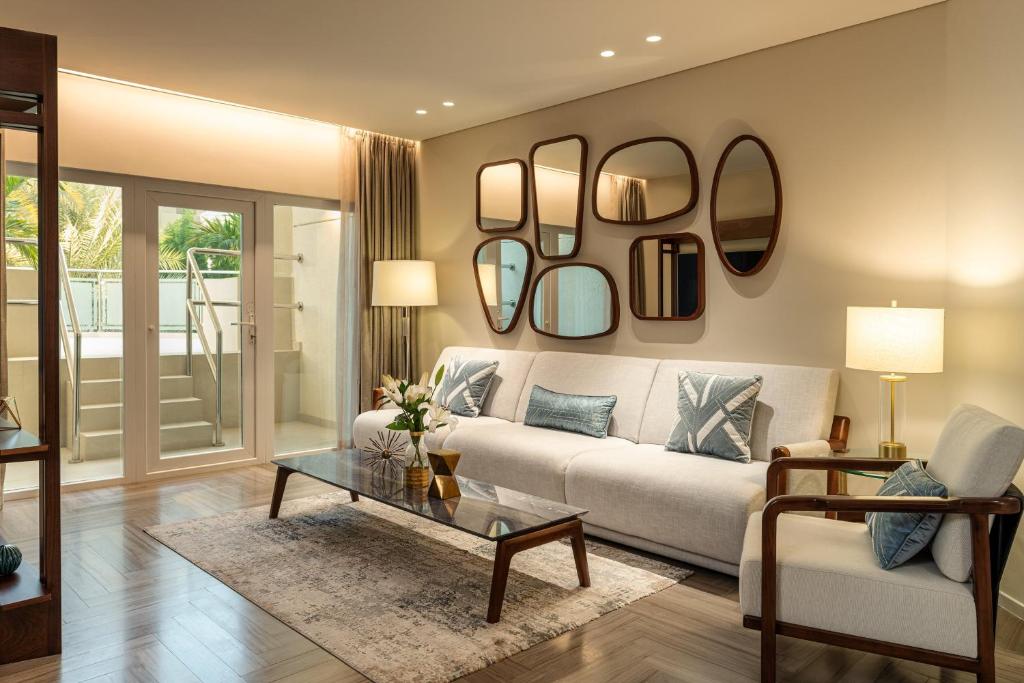 Premium Suite, Larger Suite, Garden View, with Executive Lounge Access - Image 17