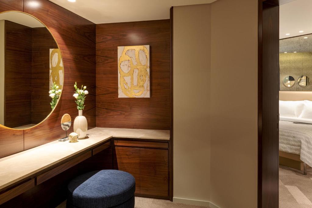 Premium Suite, Larger Suite, Garden View, with Executive Lounge Access - Image 18
