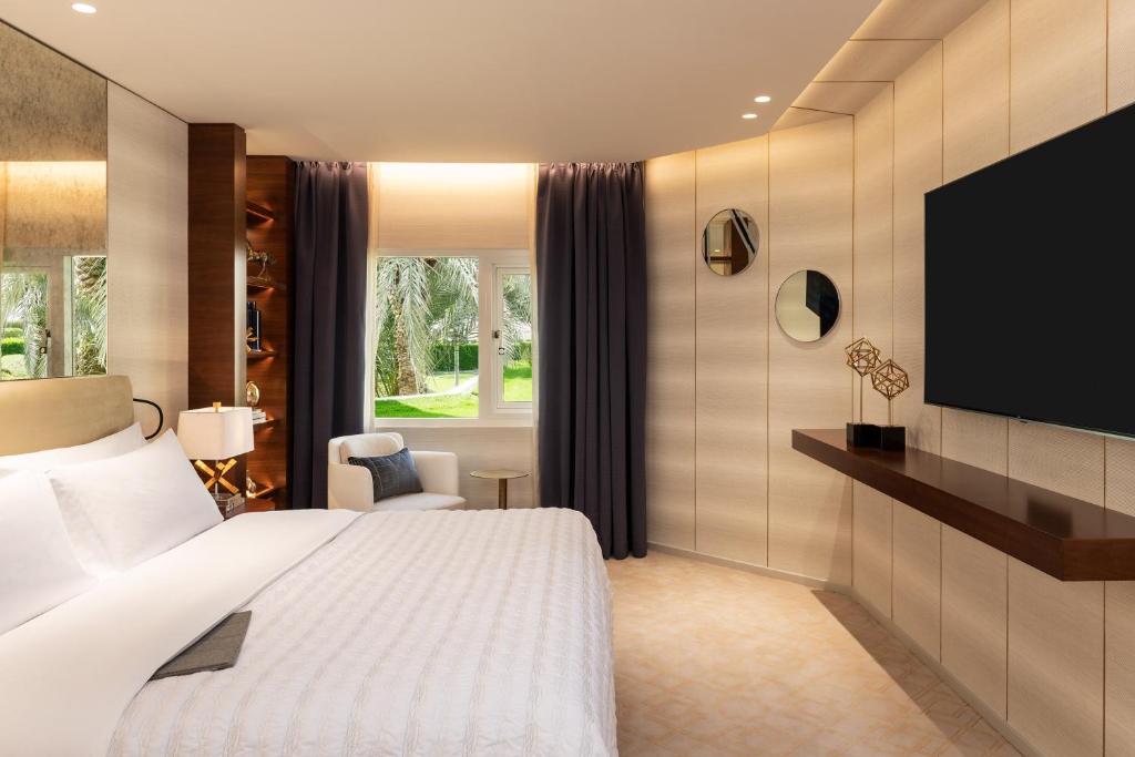 Premium Suite, Larger Suite, Garden View, with Executive Lounge Access - Image 22