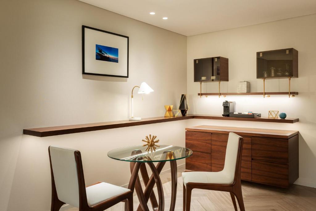 Premium Suite, Larger Suite, Garden View, with Executive Lounge Access - Image 24