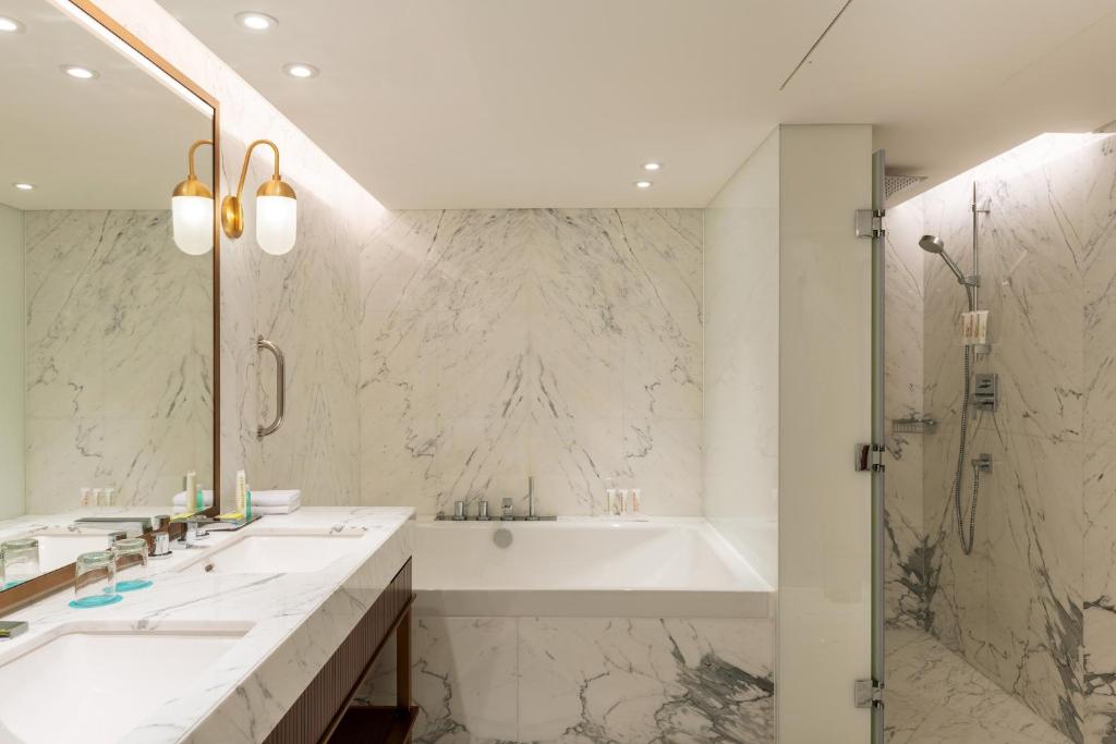 Premium Suite, Larger Suite, Garden View, with Executive Lounge Access - Image 28