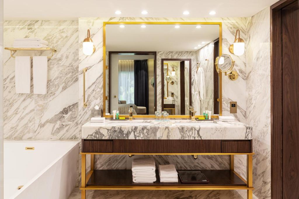 Premium Suite, Larger Suite, Garden View, with Executive Lounge Access - Image 30