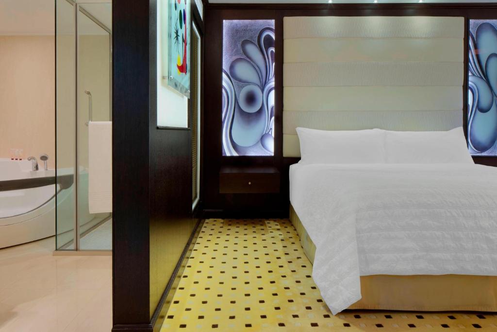 Premium Suite, Larger Suite, Garden View, with Executive Lounge Access - Image 32
