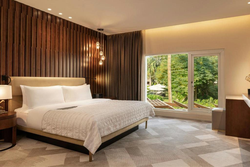 Premium Suite, Larger Suite, Garden View, with Executive Lounge Access - Image 35