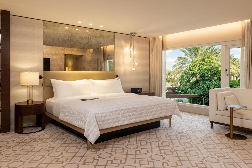 Premium Suite, Larger Suite, Garden View, with Executive Lounge Access - Image 5
