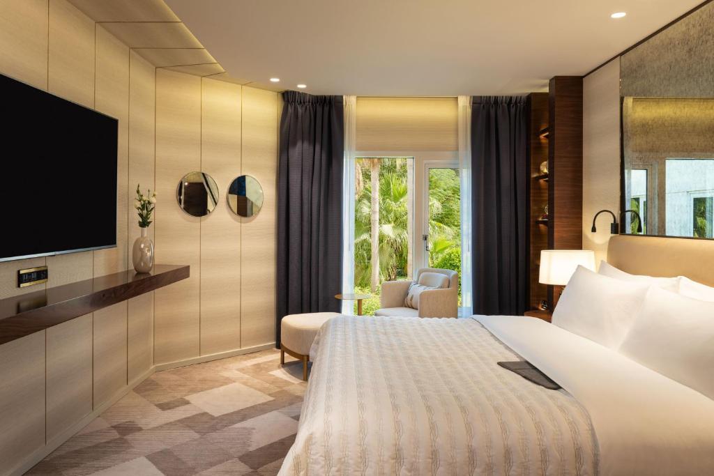 Premium Suite, Larger Suite, Garden View, with Executive Lounge Access - Image 6
