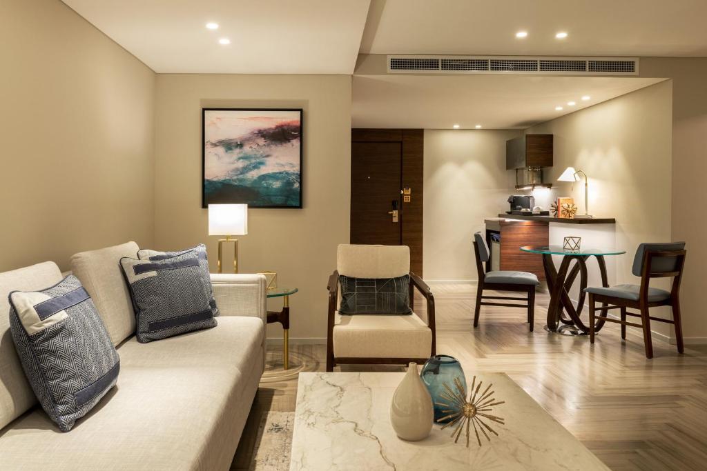Premium Suite, Larger Suite, Garden View, with Executive Lounge Access - Image 8