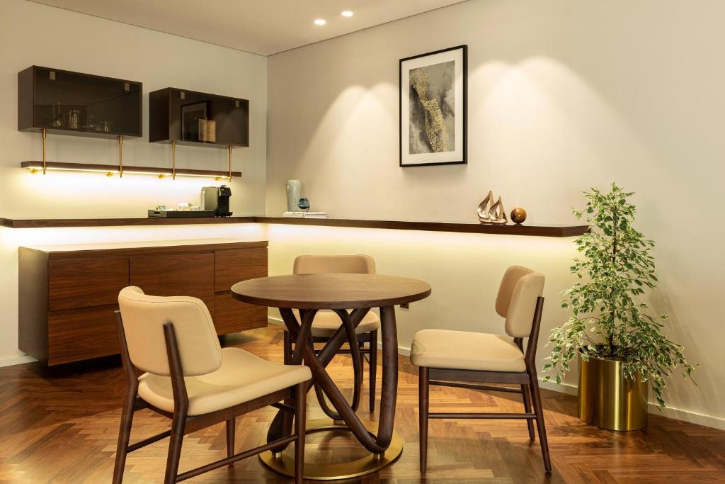 Premium Suite, Larger Suite, Garden View, with Executive Lounge Access - Image 9