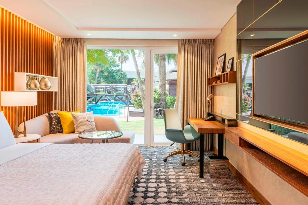 Superior Guest Room, Pool View, with Direct Pool Access - Image 2