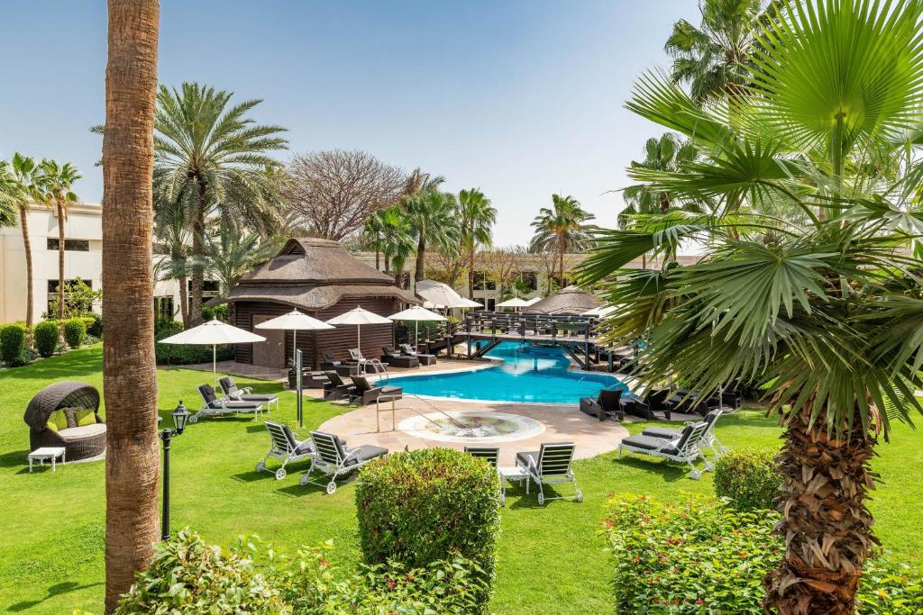Superior Guest Room, Pool View, with Direct Pool Access - Image 3