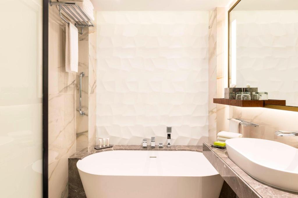 Superior Guest Room, Pool View, with Direct Pool Access - Image 4
