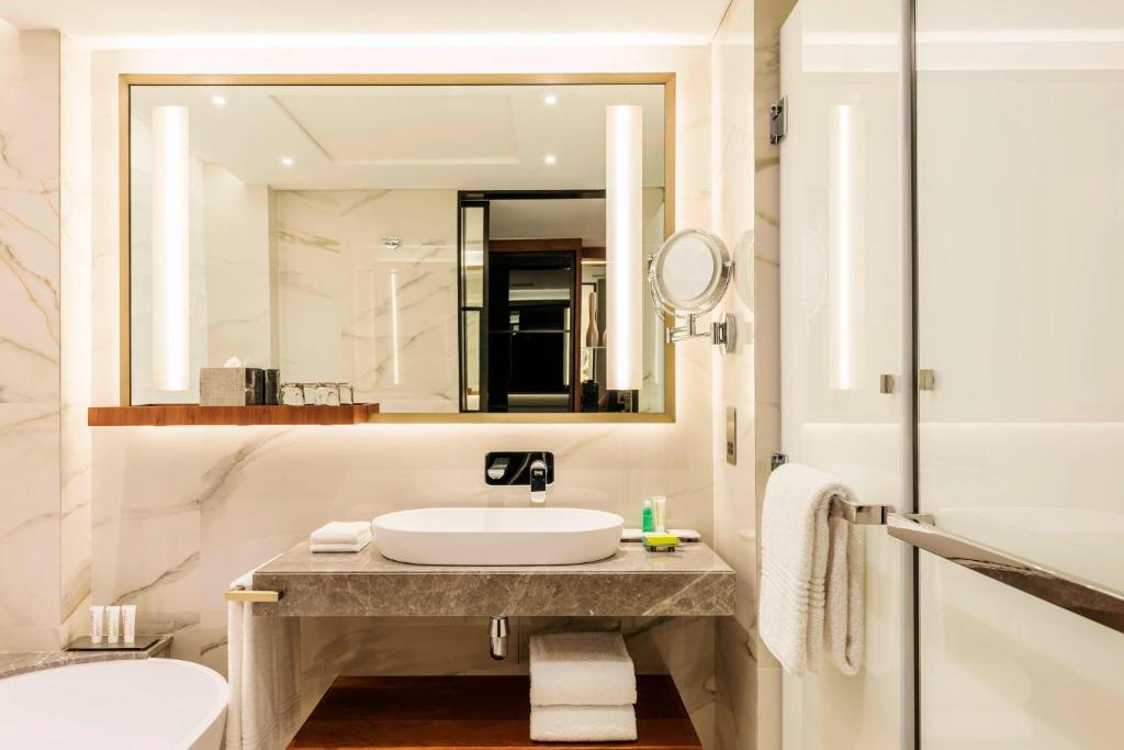 Superior Guest Room, Pool View, with Direct Pool Access - Image 5